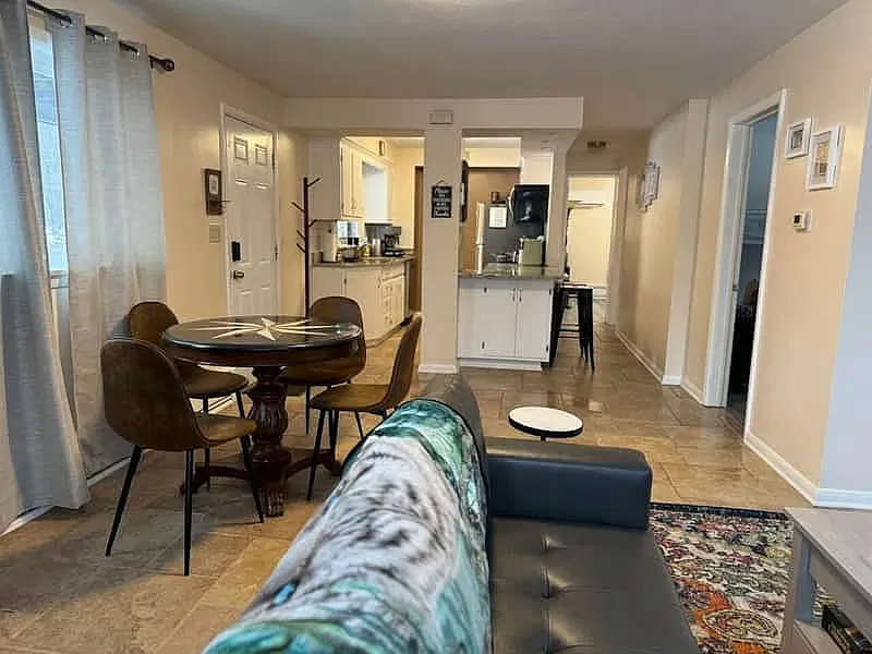 2 bed, 910 sqft, $1,900 — Photo 3