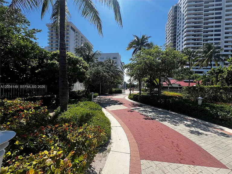 2457 Collins Ave #402 — Photo 2