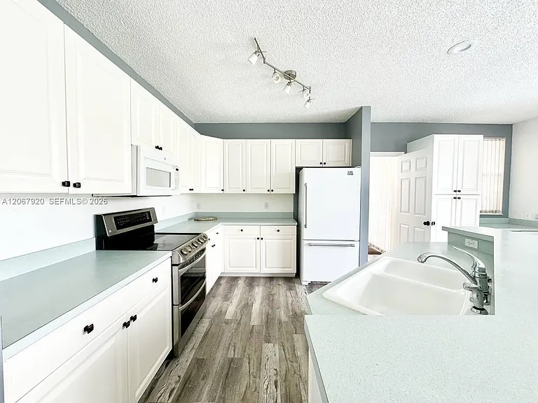 7647 Rockport Cir — Photo 4