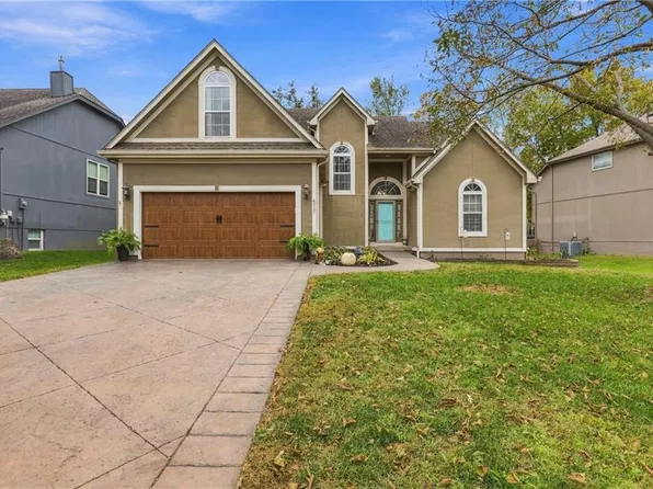 517 NE Garnet Ln, Lees Summit, MO 64064