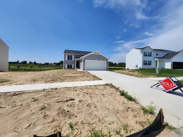 216 Vansen Dr, Kent City, MI 49330