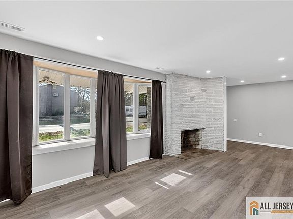 5th image of 1102 Evergreen Blvd