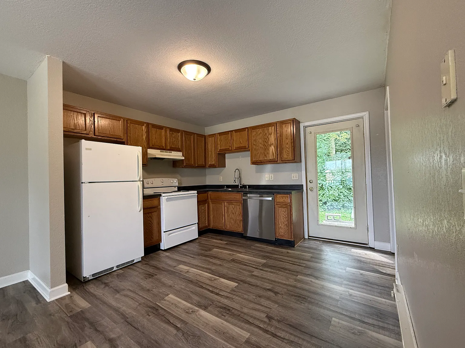 2 bed, 800 sqft, $900 — Photo 2