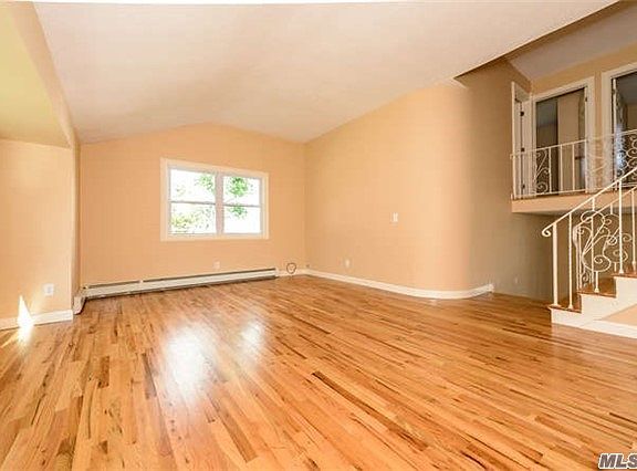 3rd image of 15 Woodoak Ln