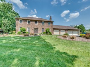 40W613 Longshadow Ln, St Charles, IL 60175