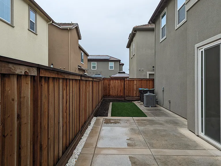 2067 Daimler St — Photo 23