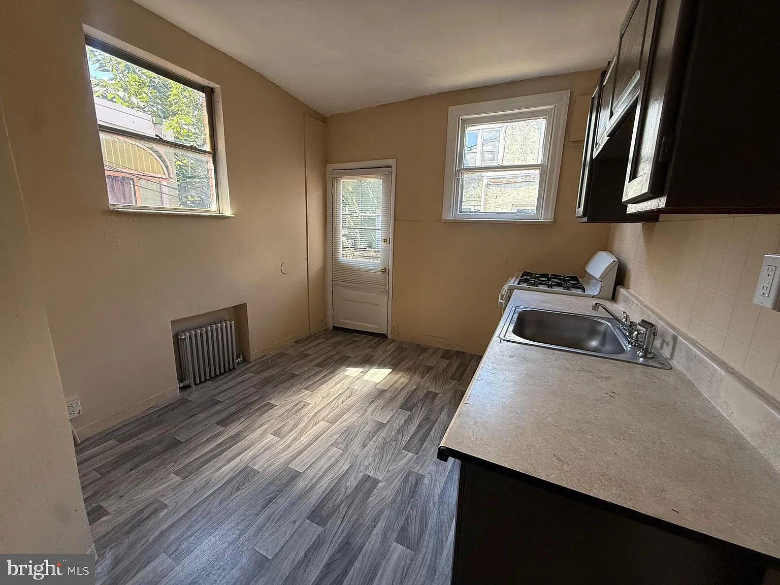 3 bed, 1.0 bath, 1922 sqft, $1,600 — Photo 4
