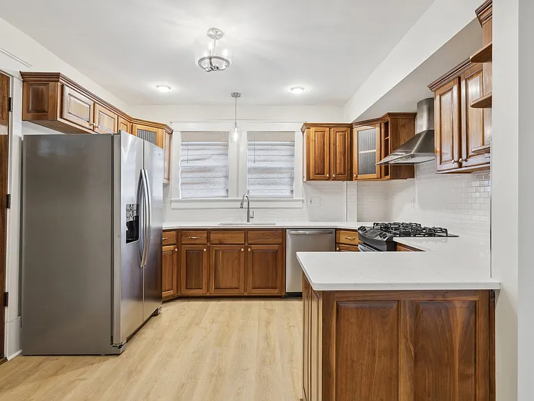1106 Lawrence Ave — Photo 6