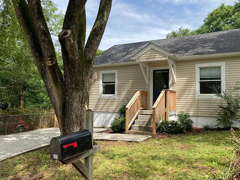 625 Midway Ave — Photo 2