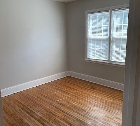 2nd Bedroom, hardwood floors, mini-blinds, ceiling fan.