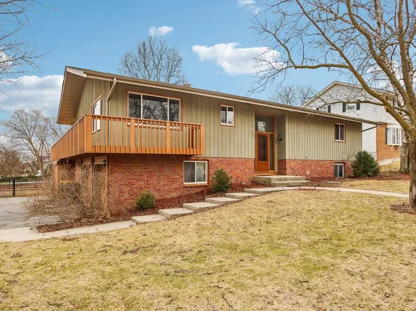 1207 Chapel Hill PLACE, West Bend, WI 53095