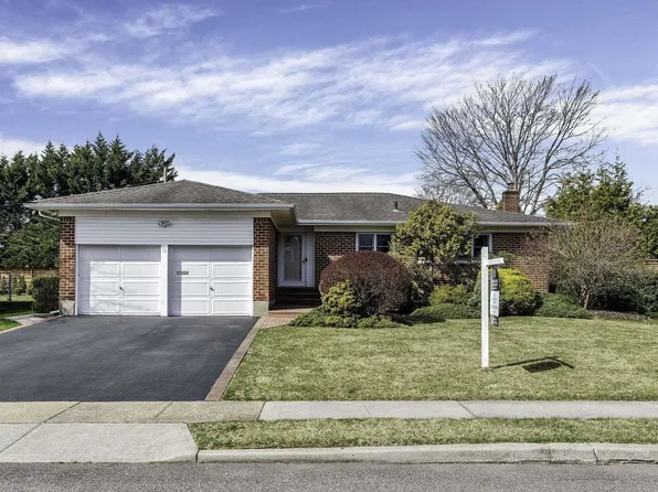 11 Montgomery Place, Jericho, NY 11753