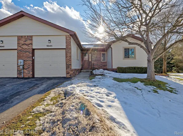 9045 E Bluewater Dr, Clarkston, MI 48348