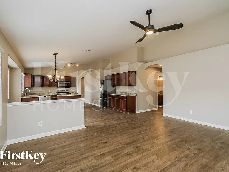 1610 E Desert Ln — Photo 7