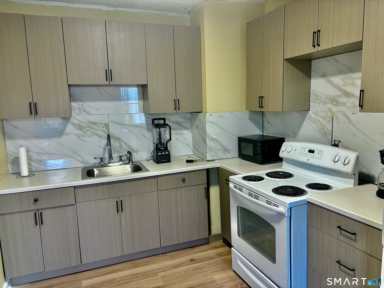 3 bed, 1.0 bath, 1169 sqft, $2,100 — Photo 1