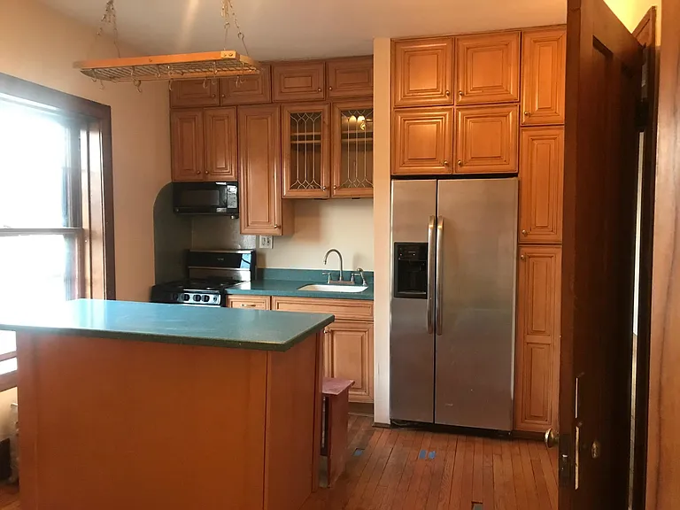 eat-in kitchen