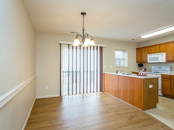 3rd image of 856 Camelot Ln