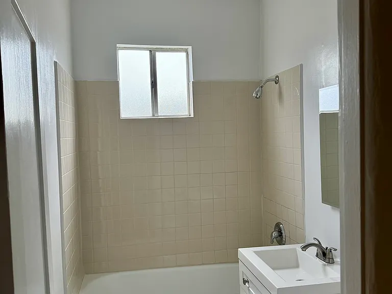 2300 Bellevue Ave #4 — Photo 3