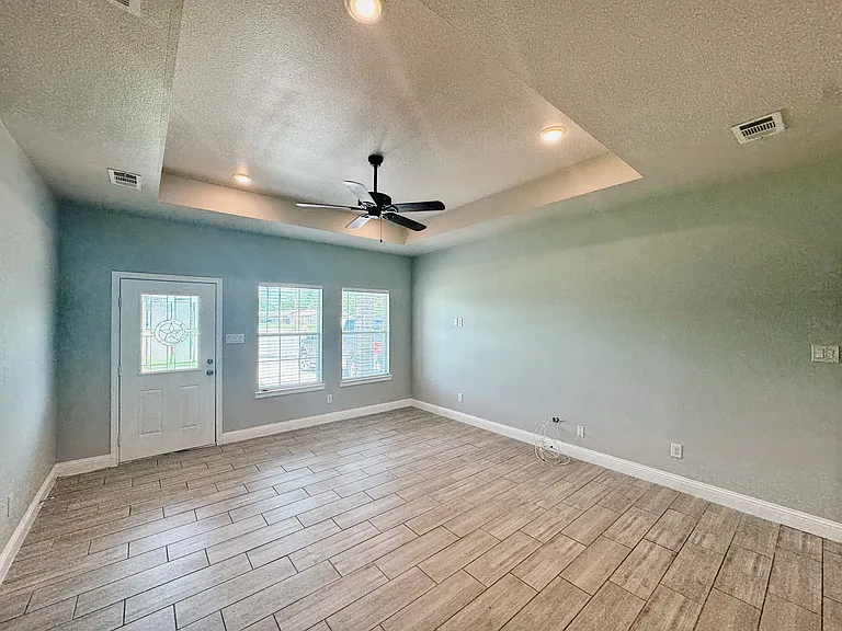 4709 Henry St — Photo 5