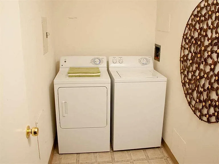 Castlewood Apartments — Photo 27