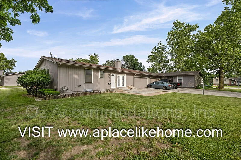 3 bed, 3.0 bath, 2256 sqft, $1,695 — Photo 2