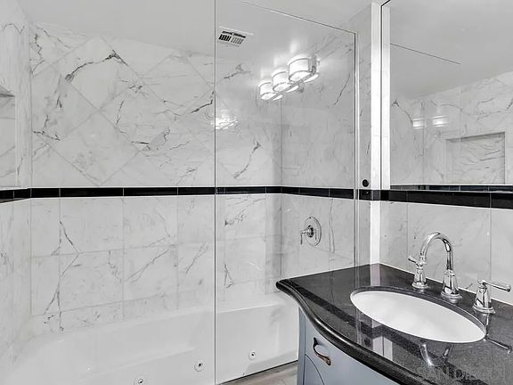 5th image of 500 W Harbor Dr Unit 618