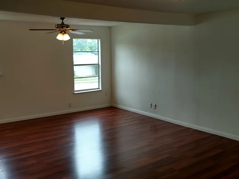107 E Powell Ln — Photo 10