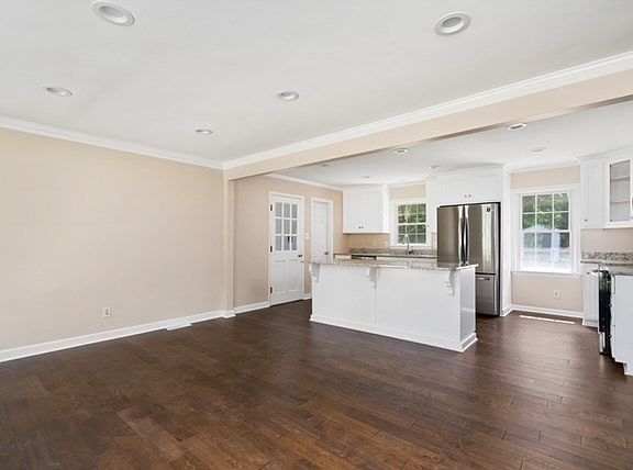 5th image of 203 Clairmont Dr