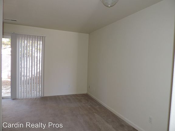 4th image of 685 Sunny Ln Unit B