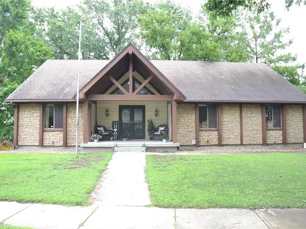 8001 N Lydia Ave, Gladstone, MO 64118
