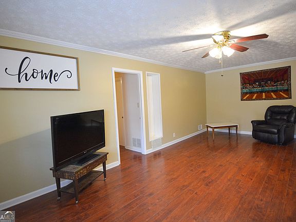 5th image of 692 Davis Rd