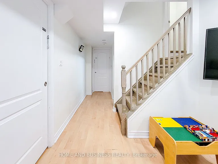 2374 Baintree Cres — Photo 30