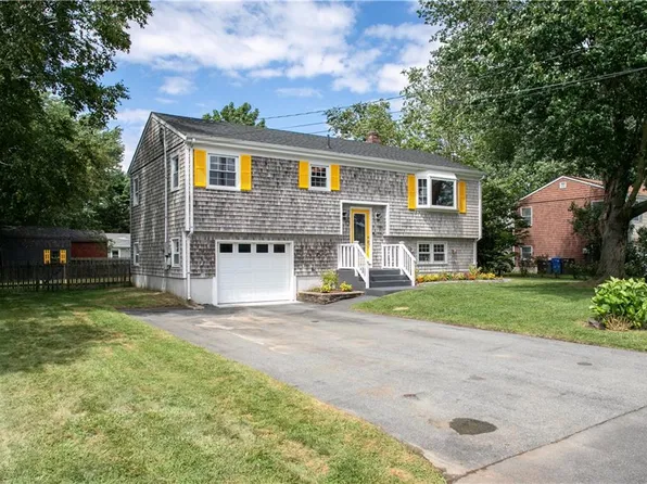 22 Reardon Dr, Middletown, RI 02842