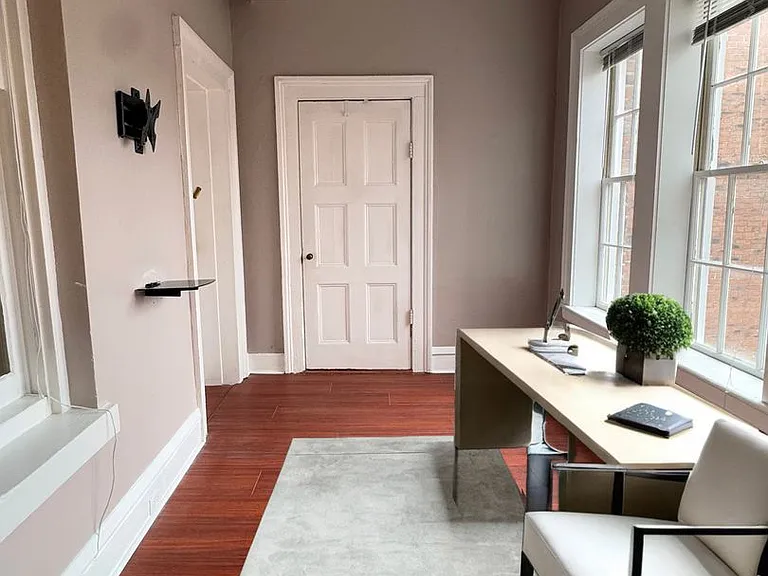 203 E York St — Photo 5