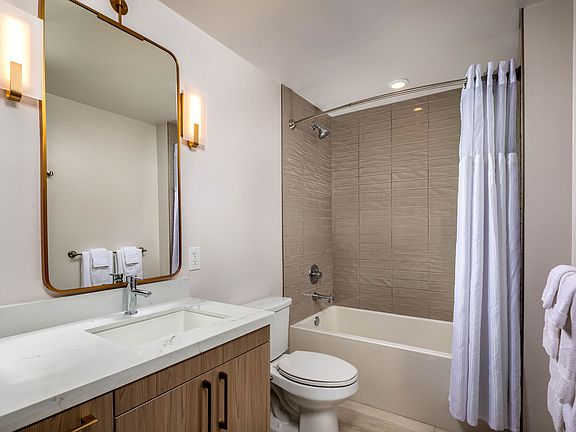 5th image of 1340 S Hill St #423