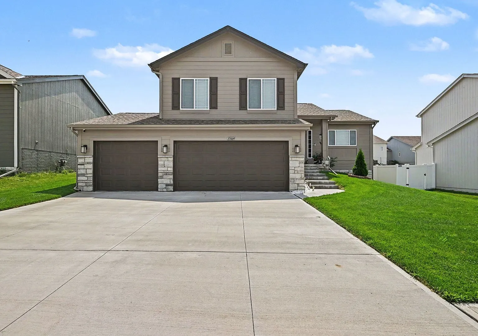 Great Location near Lake Flanagan! — Photo 3