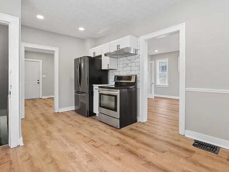 281 N Ogden Ave — Photo 3