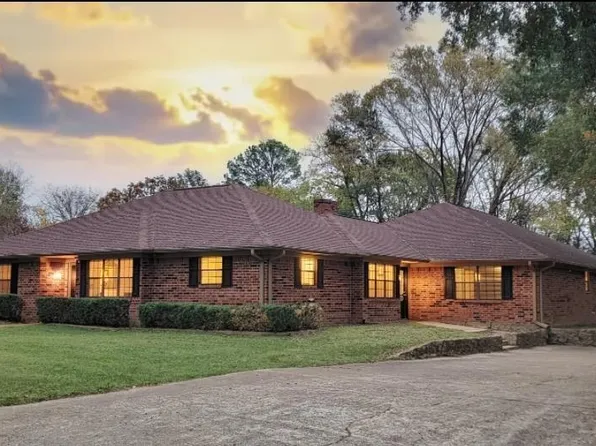 211 Trail Hollow Ln, Palestine, TX 75801