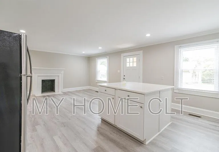 2336 Barry St #A — Photo 8