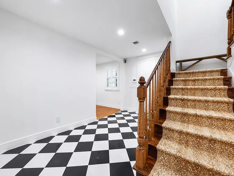 232 Essex Ln — Photo 8