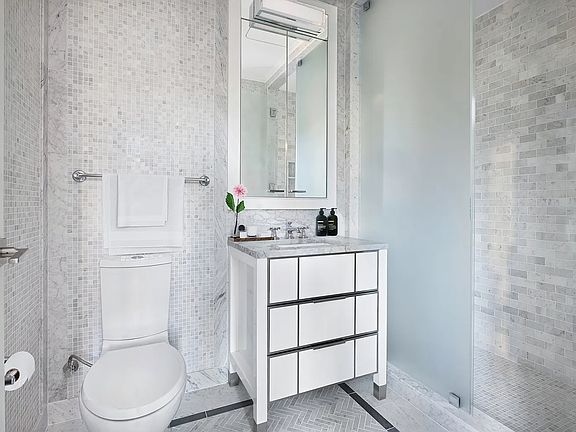 5th image of 344 W 72nd St #909