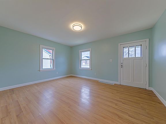 3rd image of 916 Meyer Ave