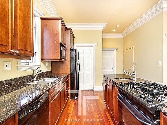 3rd image of 924 W Cornelia Ave #4N