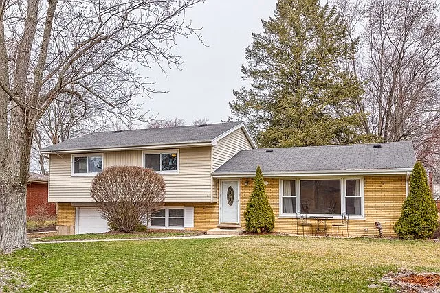 22W406 Tamarack Dr photo 1