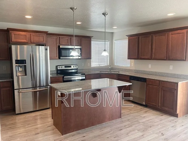 4 bed, 2.0 bath, 3105 sqft, $2,449 — Photo 2