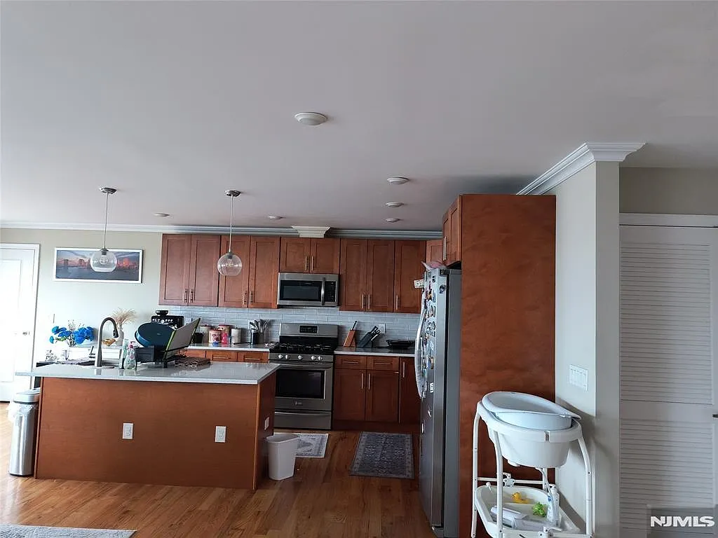 Building Photo - 6805 Meadowview Ave #1