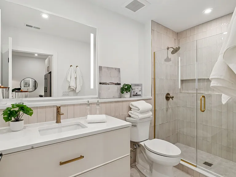 20 West — Photo 244