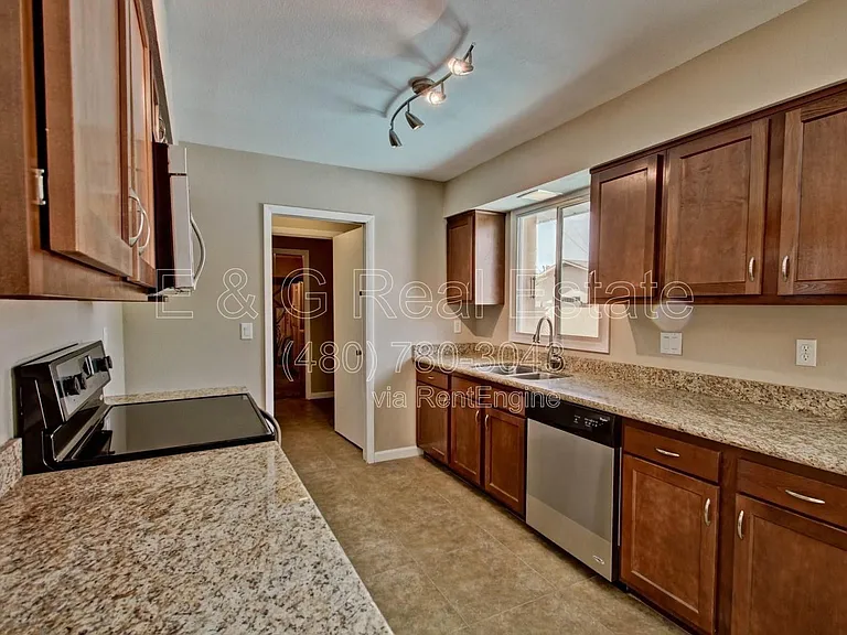 1030 E Manhatton Dr — Photo 11