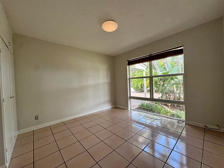 924 SE 8th Ct — Photo 9