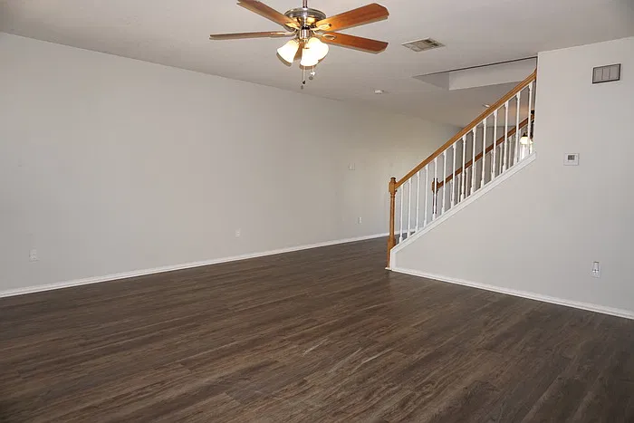 3 bed, 2.5 bath, 1889 sqft, $2,050 — Photo 3